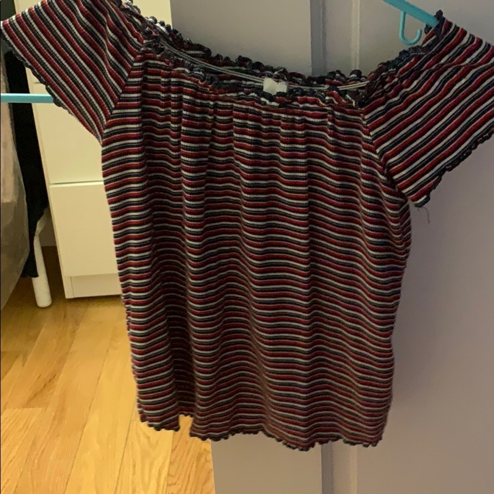 Cropped top shirt.